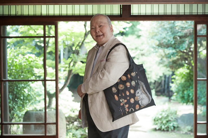 エコバッグにご満悦な加藤一二三九段。