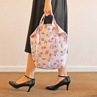 アニメ「少女革命ウテナ」をモチーフにしたショルダートートの使用例。