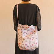 アニメ「少女革命ウテナ」をモチーフにしたショルダートートの使用例。