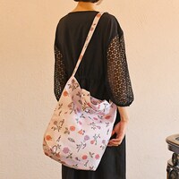 アニメ「少女革命ウテナ」をモチーフにしたショルダートートの使用例。