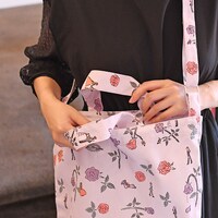 アニメ「少女革命ウテナ」をモチーフにしたショルダートートの使用例。