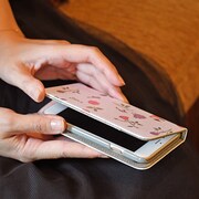アニメ「少女革命ウテナ」をモチーフにした手帳型iPhoneケースの使用例。