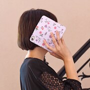 アニメ「少女革命ウテナ」をモチーフにした手帳型iPhoneケースの使用例。