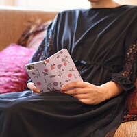 アニメ「少女革命ウテナ」をモチーフにした手帳型iPhoneケースの使用例。