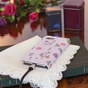 アニメ「少女革命ウテナ」をモチーフにした手帳型iPhoneケースの使用例。