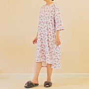 アニメ「少女革命ウテナ」をモチーフにしたルームワンピースの着用例。