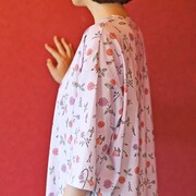 アニメ「少女革命ウテナ」をモチーフにしたルームワンピースの着用例。