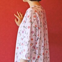 アニメ「少女革命ウテナ」をモチーフにしたルームワンピースの着用例。