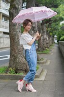 鹿目まどかモデルのレインシューズと折りたたみ傘の使用イメージ。