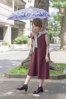 暁美ほむらモデルのレインシューズと折りたたみ傘の使用イメージ。