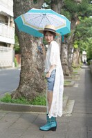 美樹さやかモデルのレインシューズと折りたたみ傘の使用イメージ。
