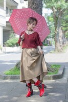 佐倉杏子モデルのレインシューズと折りたたみ傘の使用イメージ。