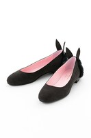 あんこモデルのフラットパンプス。