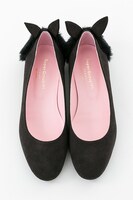 あんこモデルのフラットパンプス。