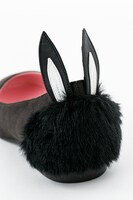 あんこモデルのフラットパンプス。