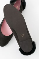 あんこモデルのフラットパンプス。