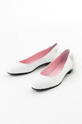 ティッピーモデルのフラットパンプス。