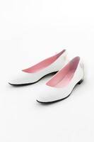 ティッピーモデルのフラットパンプス。