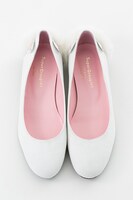 ティッピーモデルのフラットパンプス。