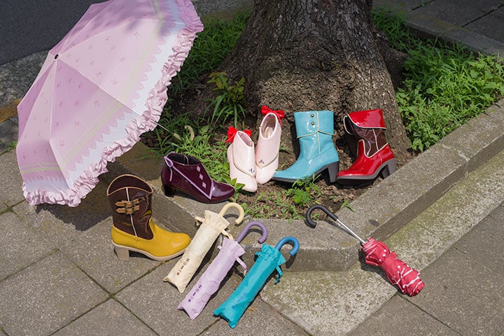「魔法少女まどか☆マギカ」をモチーフにしたレインシューズと折りたたみ傘。