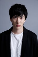 花井梓役の白又敦。