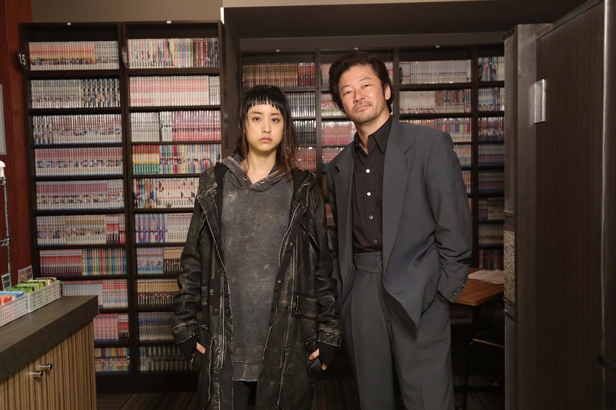 左からヒズミ役の山本美月と、弓神適当役の浅野忠信。
