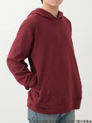 「NEW GAME!! ゲームパーカー」ボルドーの着用イメージ。