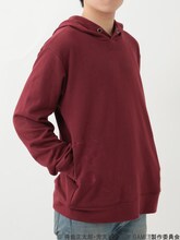 「NEW GAME!! ゲームパーカー」ボルドーの着用イメージ。