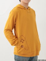 「NEW GAME!! ゲームパーカー」マスタードの着用イメージ。