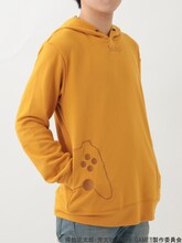 「NEW GAME!! ゲームパーカー」マスタードの着用イメージ。