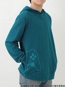 「NEW GAME!! ゲームパーカー」ブルーグリーンの着用イメージ。