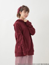 「NEW GAME!! ゲームパーカー」ボルドーの着用イメージ。