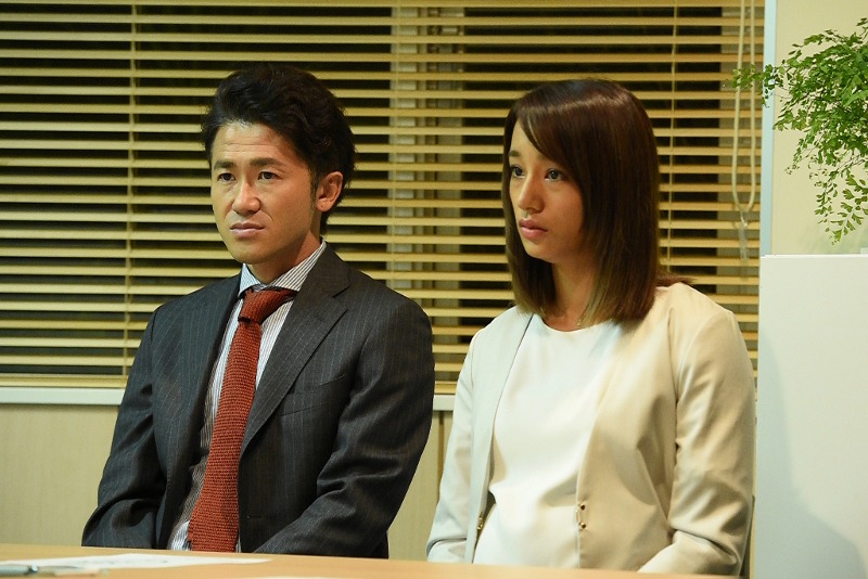 左から康孝役のナオト・インティライミ、佐野彩加役の高橋メアリージュン。