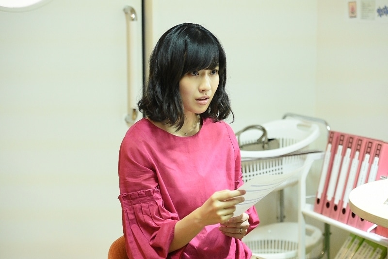 久保佐和子役の土村芳。