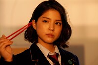 川島海荷演じる日花里。