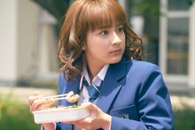 映画「honey」撮影現場より、小暮奈緒役の平祐奈。