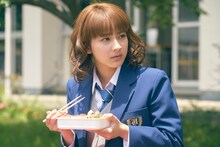 映画「honey」撮影現場より、小暮奈緒役の平祐奈。