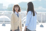 映画「honey」撮影現場より、小暮奈緒役の平祐奈（左）と、矢代かよ役の水谷果穂（右）。