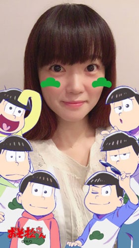 「おそ松さん」×「SNOW」のコラボスタンプを体験する遠藤綾。