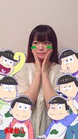 「おそ松さん」×「SNOW」のコラボスタンプを体験する遠藤綾。