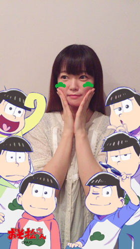 「おそ松さん」×「SNOW」のコラボスタンプを体験する遠藤綾。