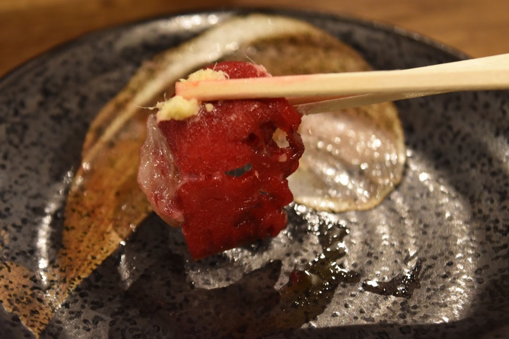 馬刺しのようにタレと薬味でいただく「トドのルイベ」。凍ったままだと臭みが少ない。