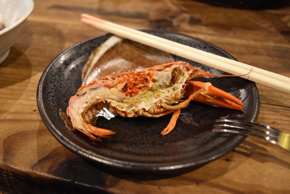 「ボイルザリガニ」はカニのように中身を食べる。卵も入っていた。
