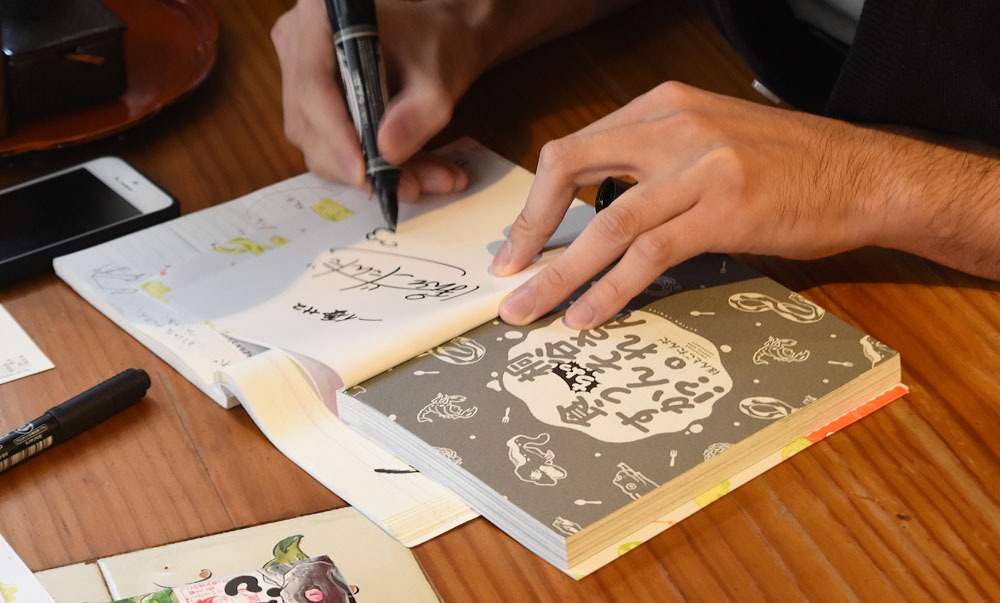 来場者にサインをするぽんとごたんだ。