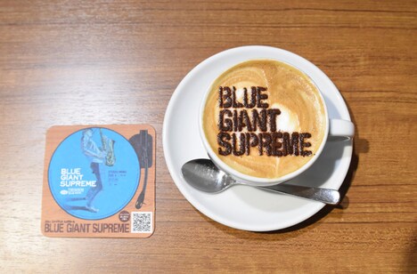「BLUE GIANT SUPREME」オリジナルラテとコースター。