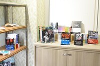 ジャズ初心者にオススメの書籍も多数並べられている。