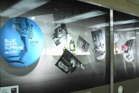 日本橋三越本店の地下入り口付近のショーウィンドウ。