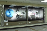 日本橋三越本店の地下入り口付近のショーウィンドウ。