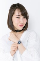 「桜上水中学校モデル腕時計」の着用例。