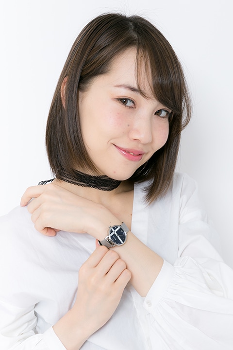 「桜上水中学校モデル腕時計」の着用例。